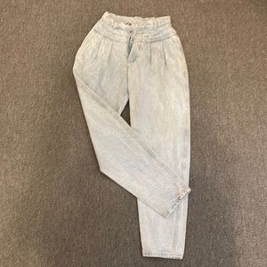 Vintage womens Lee jeans high waisted pleated light washed mom style 

Size 9